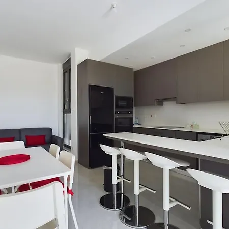 Modern Only Steps From Apartament