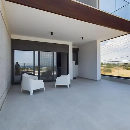 Modern Only Steps From Apartament Larnaca