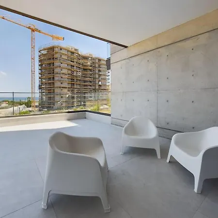Lejlighed Modern Only Steps From